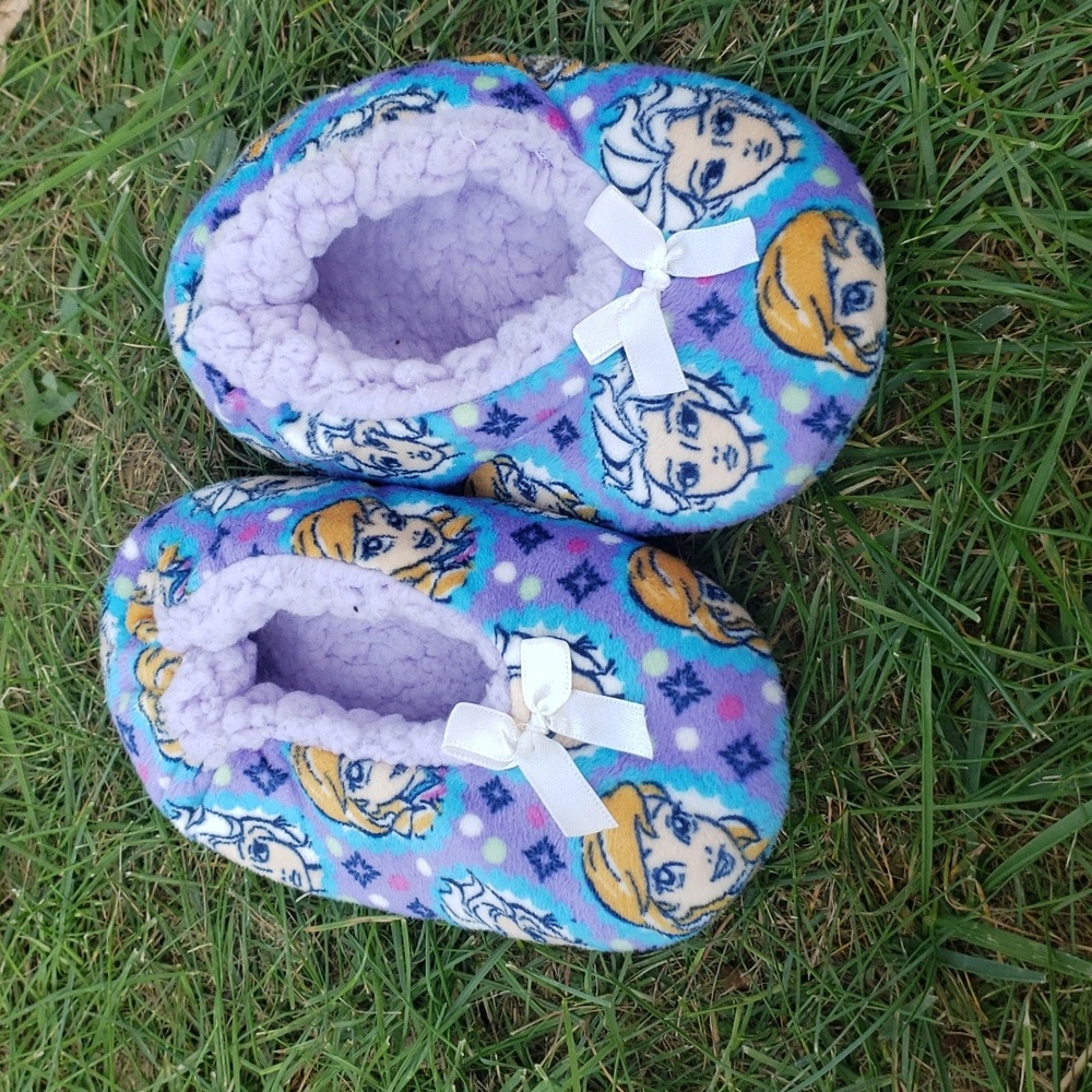 Frozen DISNEY slippers Kids Xsmall Roughly 8 Or 9 Little Kids